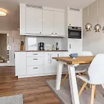 Hochwertig möblierte 2-Zimmer-Wohnung mit Balkon