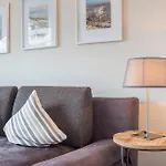 Hochwertig möblierte 2-Zimmer-Wohnung mit Balkon