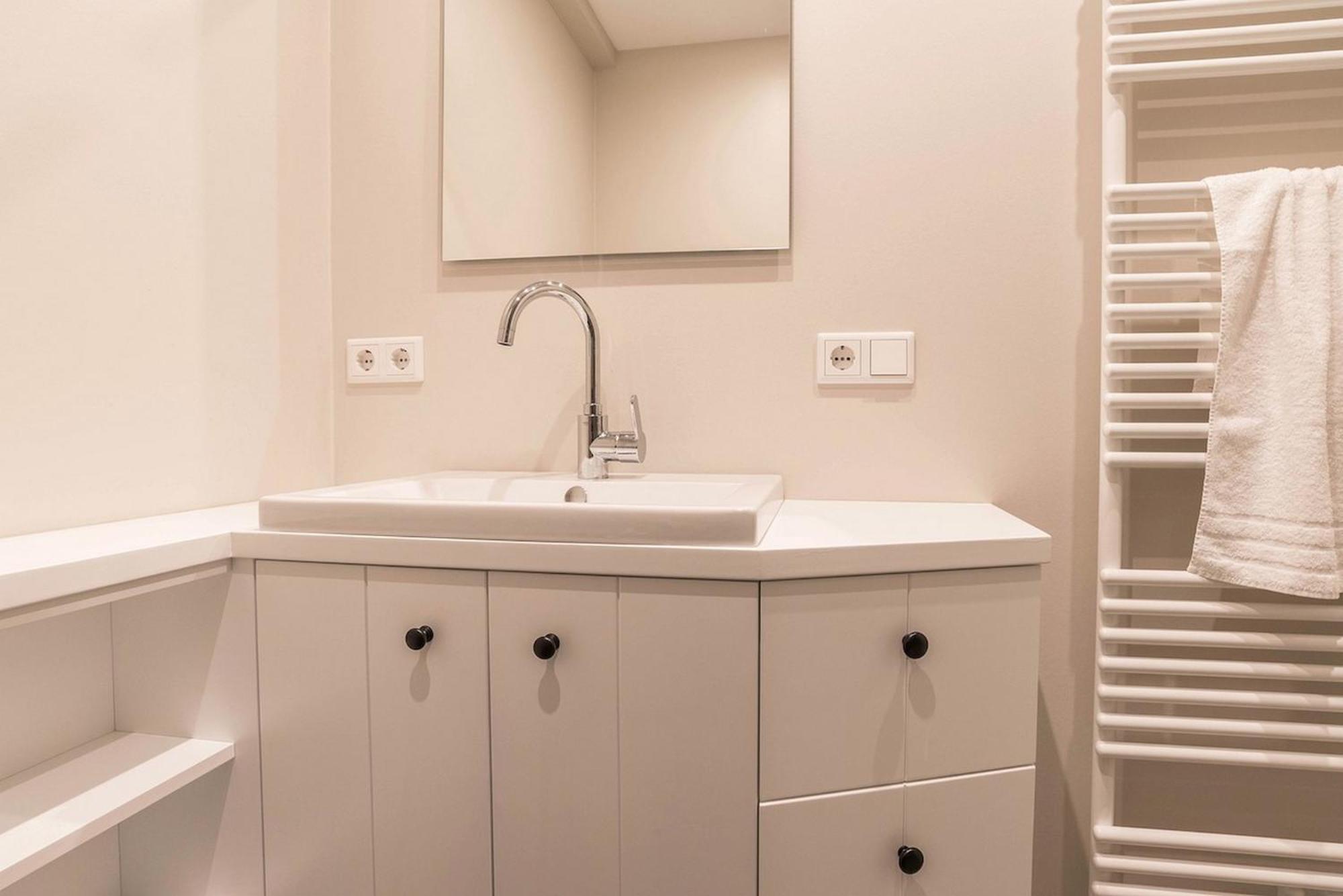 Apartment Hochwertig Möblierte 2-zimmer-wohnung Mit Balkon