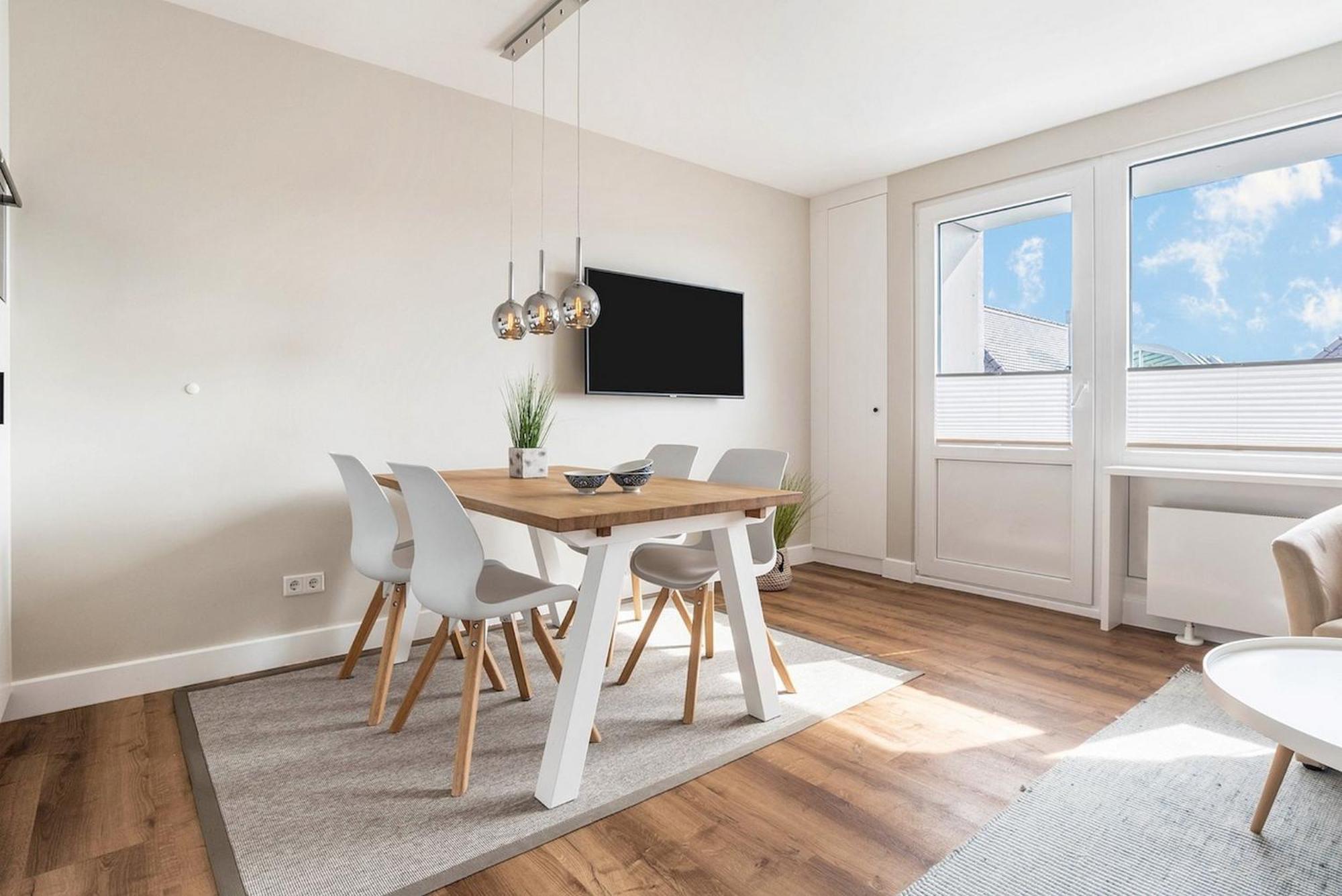 Hochwertig Möblierte 2-zimmer-wohnung Mit Balkon *